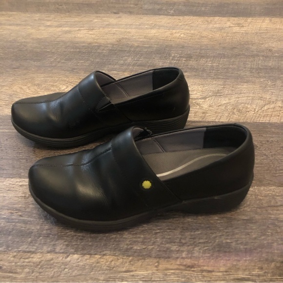 Dansko Work Wonders Black Shoes- Brand new worn only around house size 40(8.5)